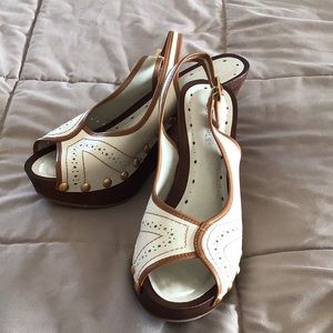 NEW! Cream & tan BGBG Wood wedge with peep toe sz7